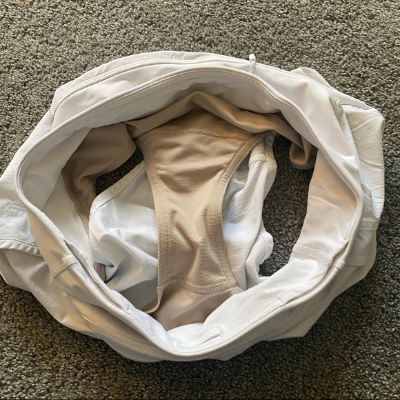 White Lululemon run times short 2 way stretch 4 inch - Picture 6 of 8